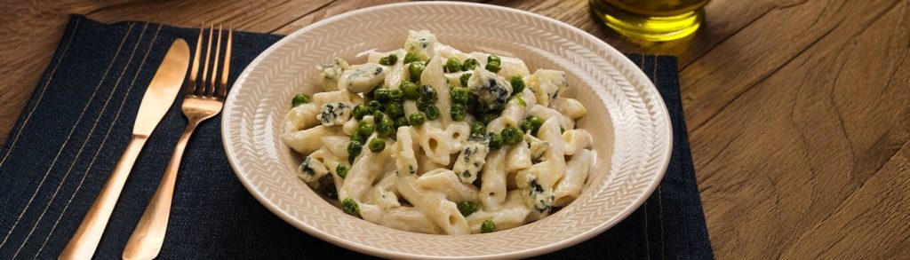 Macarrão com Molho Branco e Ervilhas Assadas