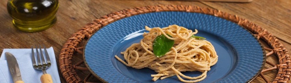 Macarrão com Molho Cremoso de Grão-de-Bico