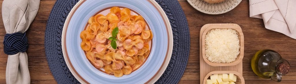 Macarrão com molho rosé e queijo