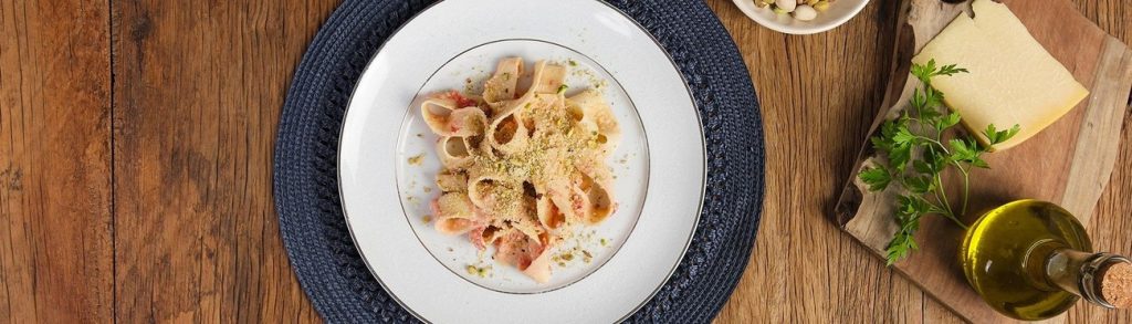Macarrão com Queijo Mascarpone e Farofa de Pistache