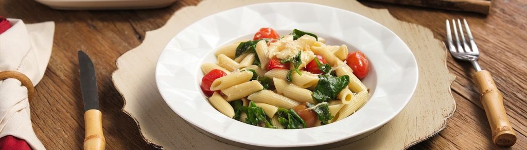 Macarrão cremoso com tomate e espinafre
