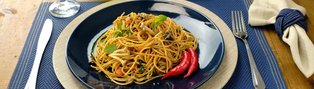 Macarrão integral com shimeji, tomate e ervas