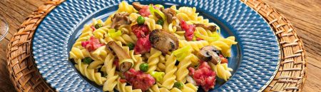 Pasta com Linguiça, Cogumelos Frescos e Ervilhas