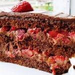 Bolo de Chocolate Recheado com Morango