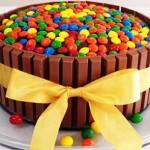 Bolo kit Kat com M&M's