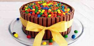 Bolo Kit Kat com M&M’s