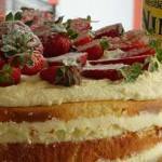 Naked Cake Com Recheio de Ninho e Morango
