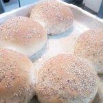 Receita Pão de Hambúrguer Receita especial para quem gosta de fazer seu proprio hambúrguer caseiro. Agora você vai deixa o seu lanche ainda mais caseiro e delicioso. Veja Também: Veja Também: Ingredientes 1 kg de farinha de trigo 120 g de açúcar 10 g de sal 10 g de melhorador 30 g de fermento seco 100 g de margarina 40 g de leite em pó 1 ovo [adinserter name=