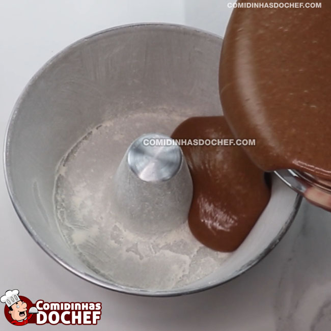 Como Fazer Bolo Vulcão de Chocolate - Passo 6