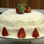 Bolo de Aniversário com Recheio de Morango