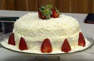 Bolo de Aniversário com Recheio de Morango