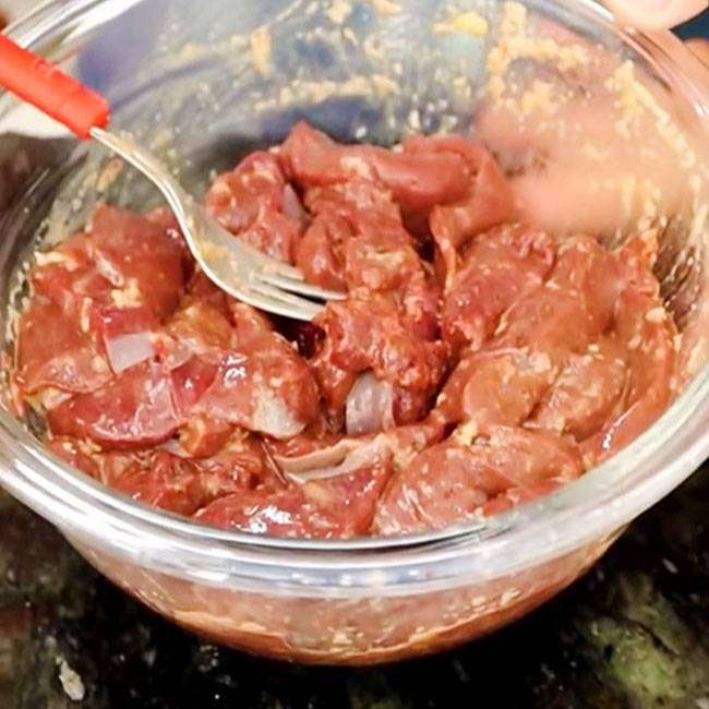 Como Fazer Bife de Fígado de Boi Frito com Cebola e Tomate Gostoso