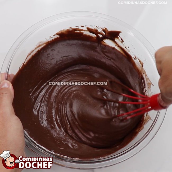 Bolo de Chocolate Simples e Fácil - Passo 4