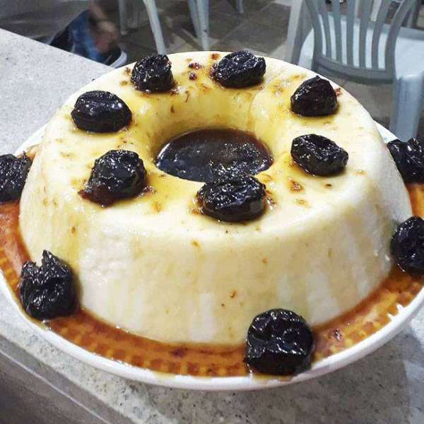 Manjar de Coco com Calda de Ameixa
