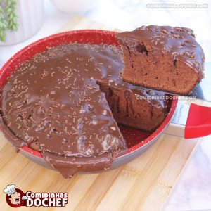Bolo de Chocolate de Frigideira Fofinho com Calda de Chocolate
