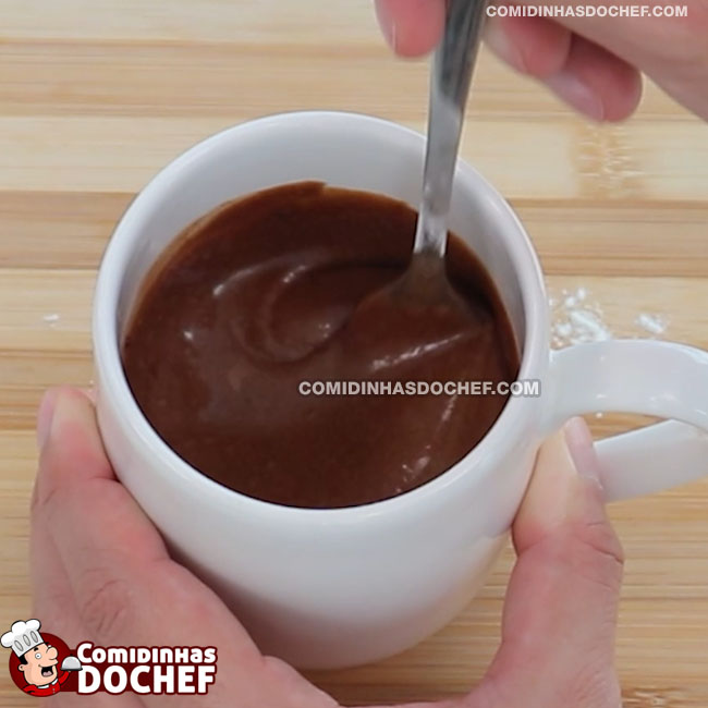 Bolo de Caneca de Chocolate de Micro-Ondas - Passo 3
