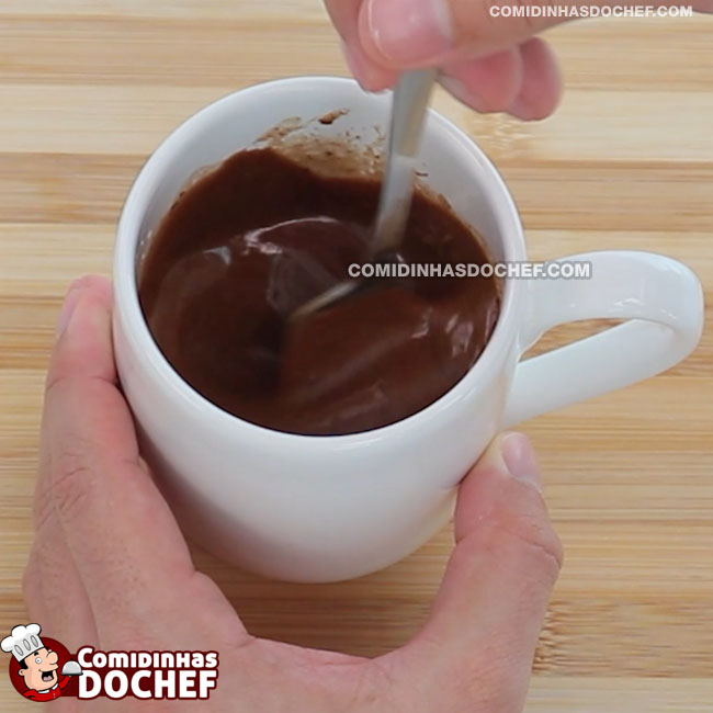 Bolo de Caneca de Chocolate Cremoso - Passo 3