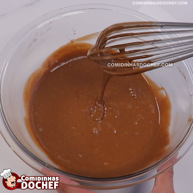 Bolo de Chocolate de Frigideira Fofinho com Calda de Chocolate - Passo 3