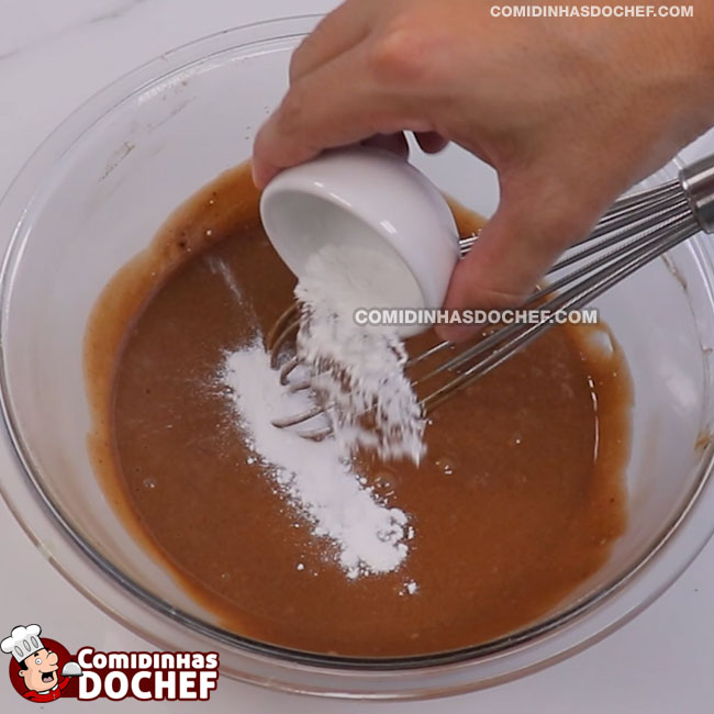Bolo de Chocolate de Frigideira Fofinho com Calda de Chocolate - Passo 4