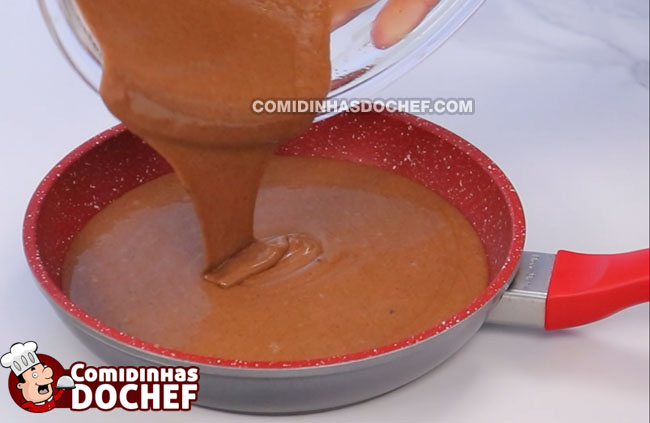 Bolo de Chocolate de Frigideira Fofinho com Calda de Chocolate - Passo 5