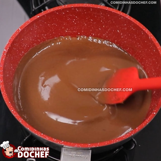 Cobertura de Chocolate para Bolo de Cenoura Simples - Passo 3