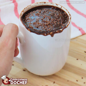 Bolo de Chocolate de Caneca com Cobertura de Chocolate