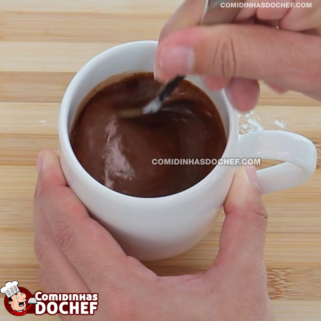 Bolo de Chocolate de Caneca com Cobertura de Chocolate - Passo 3