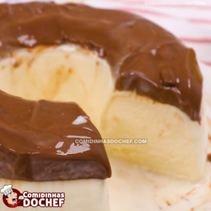 Pudim de Sorvete com Calda de Chocolate