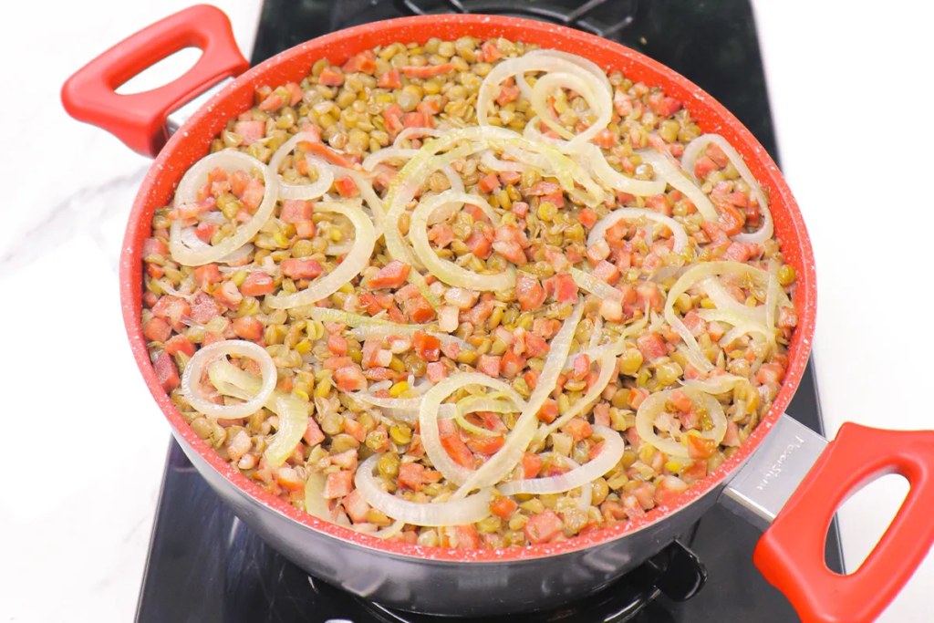 Ano Novo com Sabor: Arroz com Lentilha e Linguiça É o Prato do Momento! Ano Novo com Sabor: Arroz com Lentilha e Linguiça É o Prato do Momento!