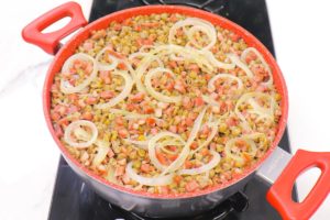 Ano Novo com Sabor: Arroz com Lentilha e Linguiça É o Prato do Momento!