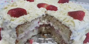 Como fazer o Bolo de Leite Ninho com Morango que vai roubar o show no Natal!