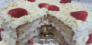 Como fazer um Bolo de Leite Ninho com Morango que impressiona na virada do ano!