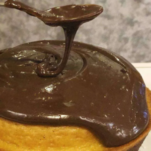Descubra o Segredo da Calda de Chocolate Cremosa que Rouba o Show nas Festas de Fim de Ano!