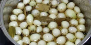 Como economizar dinheiro e espaço com cebola em conserva?