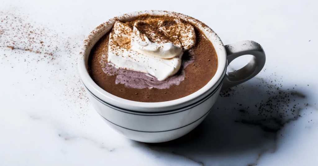 Como transformar seu dia com um chocolate quente cremoso irresistível?