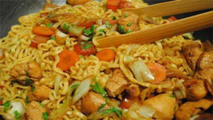 Como Fazer o Yakissoba de Frango que Vai Incendiar seu Réveillon!
