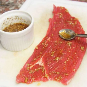 Como dar um toque especial ao bife antes de fritar ou grelhar?