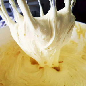Como fazer o recheio de chocolate branco mais incrível para o seu bolo de Natal!