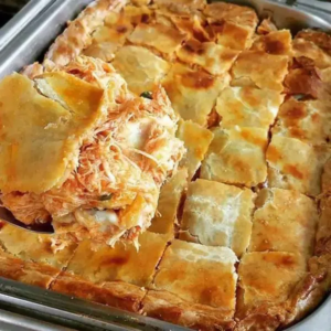 Como fazer uma torta de frango que surpreende com poucos ingredientes!