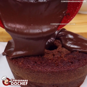 Como fazer calda de chocolate irresistível com apenas 4 ingredientes em 10 minutos?