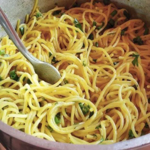Como fazer macarrão gostoso em 15 minutos com apenas 4 ingredientes?