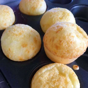 Como fazer pão de queijo em 15 minutos com apenas 4 ingredientes!