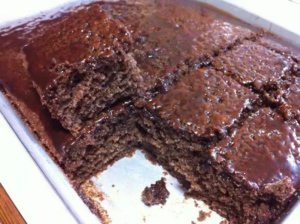 Como fazer o bolo de chocolate mais molhadinho da cidade com apenas 5 ingredientes!