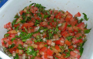Como fazer uma salada para churrasco em 10 minutos com apenas 5 ingredientes!