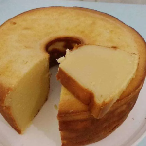 Como fazer bolo de leite condensado mole com apenas 4 ingredientes?!