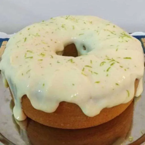 Como fazer um delicioso bolo de limão em minutos com apenas 5 ingredientes?