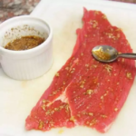 Como fazer bifes incríveis com apenas 5 ingredientes em 10 minutos