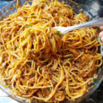 Como fazer um macarrão rápido e delicioso com apenas 5 ingredientes!