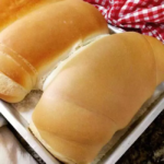 Como fazer pão caseiro em 1 hora com apenas 4 ingredientes!