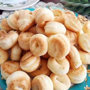 Como fazer um biscoito de queijo assado com creme de leite em apenas 15 minutos!